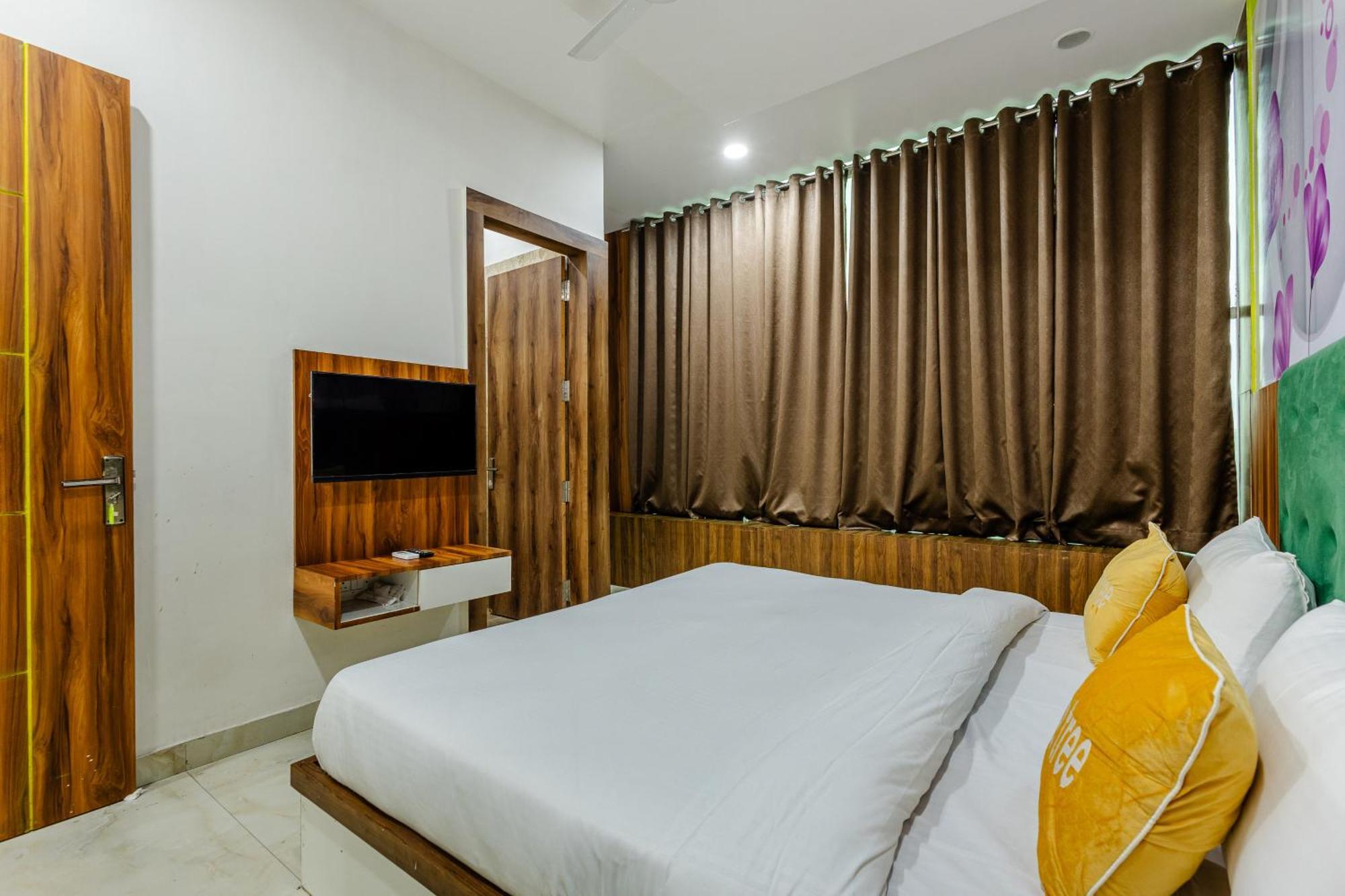 Lime Tree Hotel And Banquet Вриндавана Экстерьер фото